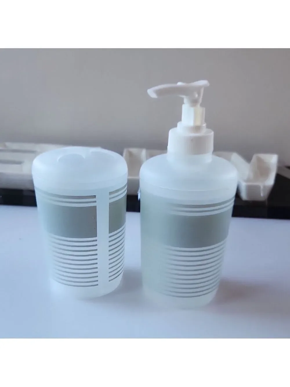 🎉5x $25🎉Frosted  Pump and Lid Dispenser Set‎